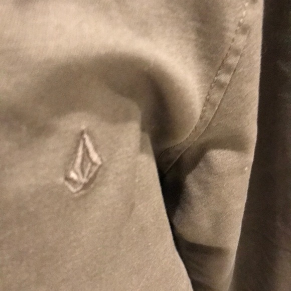 Volcom Boy’s Lightweight Full Front Zip CLosure - Picture 2 of 8